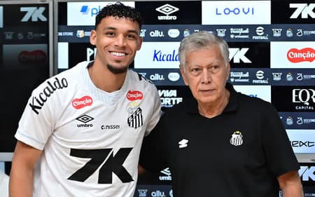 Victor Hugo é apresentado ao lado de Clodoaldo, na Vila Belmiro. (Foto: Jota Erre/AGIF)