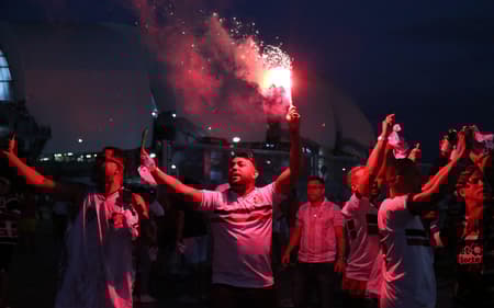 Torcedores do Santa Cruz comemoram após a partida contra o América RN na Arena das Dunas em Natal (RN), pelo campeonato brasileiro Série D 2025. Foto: Marlon Costa/AGIF
