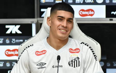 Adonis Frías será o novo camisa 98 do Santos. (Foto: Jota Erre/AGIF)
