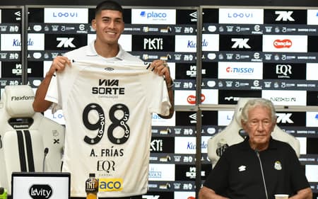 Adonis Frías foi apresentado na última quarta-feira (10) ao lado do ex-goleiro Lalá. (Foto: Jota Erre/AGIF)