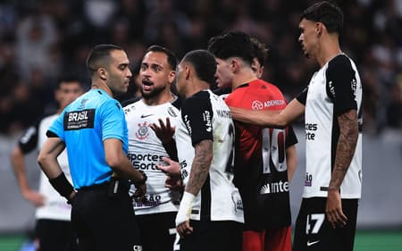 Davi de Oliveira Lacerda contou com ajuda do VAR em Corinthians x Athletico (Foto: Ettore Chiereguini/AGIF)