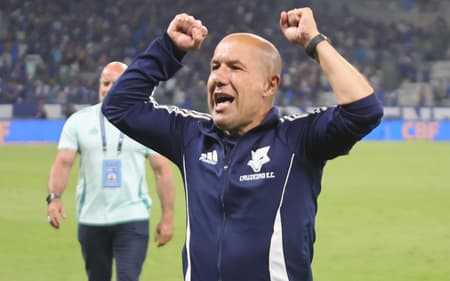 Técnico do Cruzeiro, Leonardo Jardim (Foto: Gilson Lobo/AGIF)