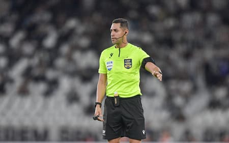 Rodrigo José Pereira de Lima foi o árbitro de Botafogo x Vasco (Foto: Jorge Rodrigues/AGIF)