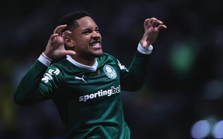 VItor Roque, atacante do Palmeiras, comemora gol