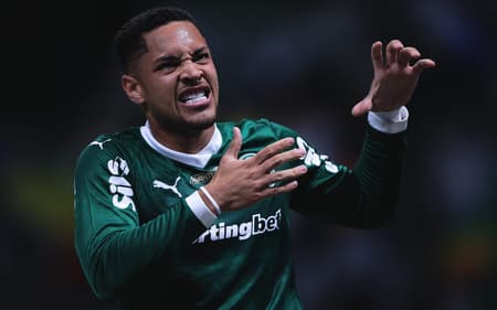 VItor Roque, atacante do Palmeiras, comemora gol