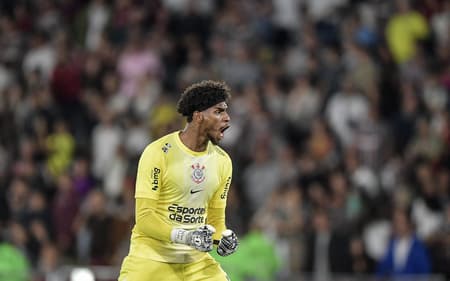 Hugo Souza vibra durante Fluminense x Corinthians (Foto: Thiago Ribeiro/AGIF)