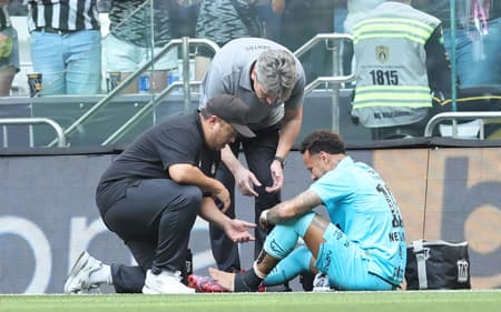 Neymar sente o tornozelo aos 40 segundos de jogo na Arena MRV. (Foto: Gilson Lobo/AGIF)