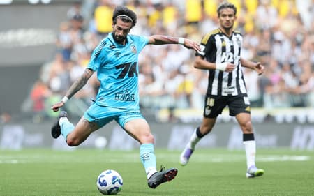 Lautaro Díaz fez a estreia pelo Santos no duelo diante do Atlético-MG. (Foto: Gilson Lobo/AGIF)