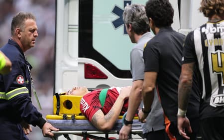 Goleiro Brazão sai do jogo de ambulância (Foto: Gilson Lobo/AGIF)