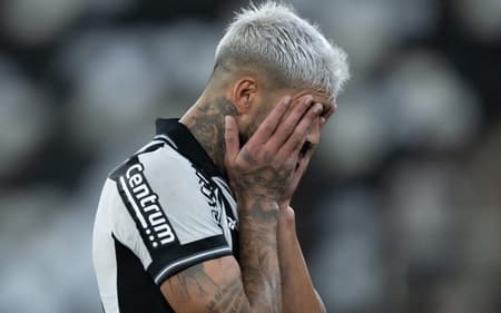 Alexander Barboza lamentando durante Botafogo x Mirassol (Foto: Jorge Rodrigues/AGIF)