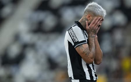 Alexander Barboza lamentando durante Botafogo x Mirassol (Foto: Jorge Rodrigues/AGIF)