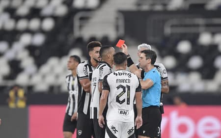 Chris Ramos, do Botafogo, foi expulso contra o Atlético-MG (Foto: Thiago Ribeiro/AGIF)