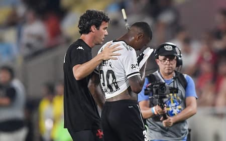 Robert Renan, do Vasco, entrou em protocolo de concussão (Foto: Thiago Ribeiro/AGIF)
