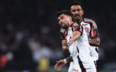 Arrascaeta comemora gol do Flamengo diante do Corinthians (Foto: Ettore Chiereguini/AGIF)