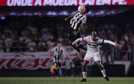 Allan Franco jogador do Sao Paulo disputa lance com Igor Jesus jogador do Botafogo durante partida no estadio Morumbi pelo campeonato Copa Libertadores 2024. Foto: Ettore Chiereguini/AGIF