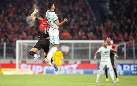 Luiz Fernando em Athletico-PR x Chapecoense, na Ligga Arena (foto: Luis Garcia/AGIF)