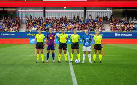 Barcelona e Alhama na entrada em campo pela primeira rodada da Liga F