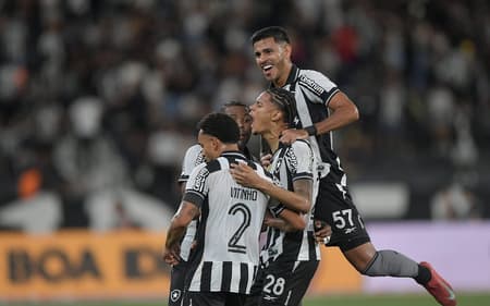 Botafogo decide vaga na Copa do Brasil com o Vasco (Foto: Thiago Ribeiro/AGIF)