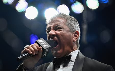 Bruce Buffer anuncia luta no microfone durante o UFC Paris