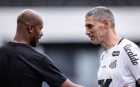 Copete acompanha o treino do Santos ao lado do técnico Vojvoda na Vila Belmiro. (Foto: Raul Baretta/ Santos FC)