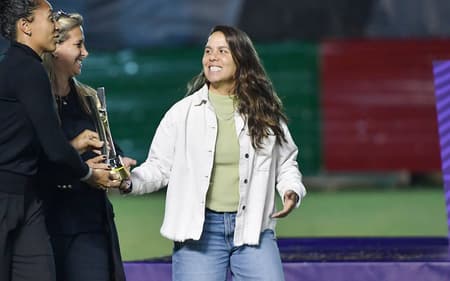 Camilla Orlando ao lado de Aline Pellegrino, da CBF, e Julieta Reggi, da FERJ (Foto: Thiago Ribeiro/Staff Images/CBF)