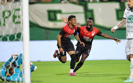 Léo Derik Mendoza gol comemoração Chapecoense Athletico Série B