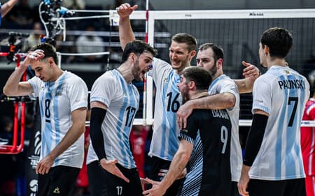 Comemoração da Argentina no Mundial de Vôlei 2025 (Foto: Sherwin Vardeleon/AFP)