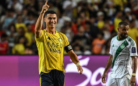 Cristiano Ronaldo comemora gol do Al-Nassr sobre o Al-Ahli, na Supercopa Saudita