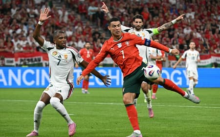 Cristiano Ronaldo em ação em duelo entre Hungria e Portugal, pelas Eliminatórias