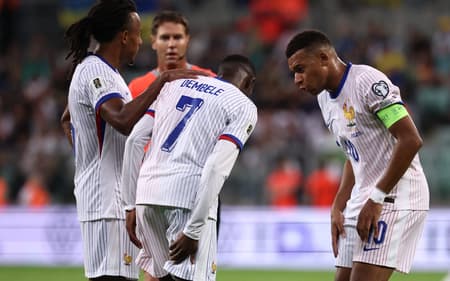 Dembélé coloca a mão na parte posterior da coxa direita em jogo da França nas Eliminatórias