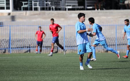 Dhingra em ação pelo Miami Dade contra o Panionios, da Grécia