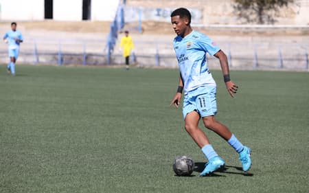Diogo Jr em ação pelo Miami Dade contra o Panionios na excursão pela Grécia
