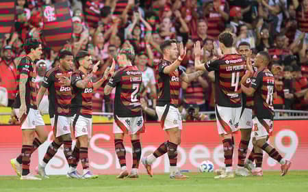 Elenco do Flamengo em ação contra o Grêmio pelo Brasileirão