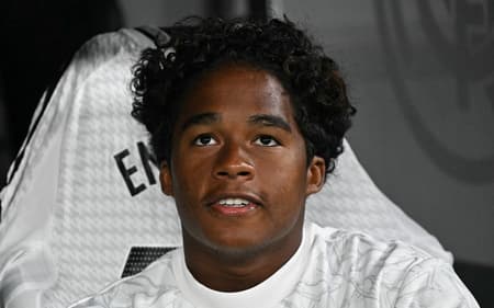 Endrick no banco diante do Alavés, por La Liga (Foto: JAVIER SORIANO/AFP)