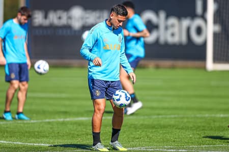 Erick Noriega com a bola em treinamento do Grêmio. (Foto: Angelo Pieretti/Grêmio FBPA)