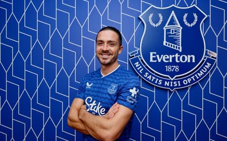 Ex-Manchester City, Jack Grealish posa como novo reforço do Everton na temporada
