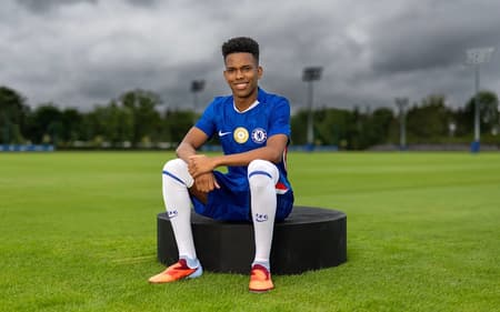 Ex-Palmeiras, Estêvão posa em Cobham, no CT do Chelsea