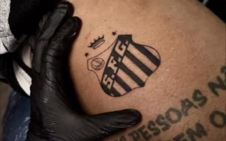 Neymar faz tatuagem em homenagem ao Santos na coxa. (Foto: Divulgação/ Instagram)