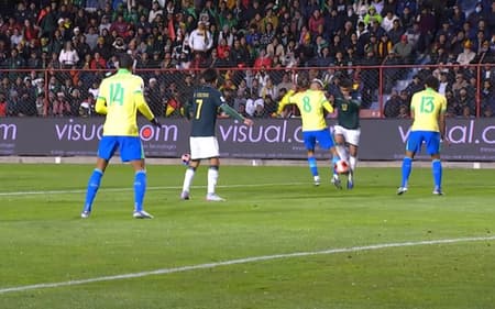 O árbitro chileno vê falta de Bruno Guimarães no lateral Roberto após análise do VAR. (Foto: Reprodução/ CONMEBOL)