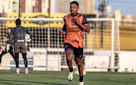 Fernandinho, atacante do Ceará, durante treino (Foto: Felipe Santos/Ceará SC)