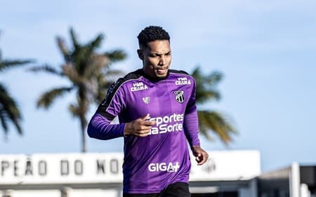 Fernandinho, atacante do Ceará, durante treino (Foto: Gabriel Silva/Ceará SC)