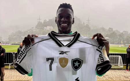 Luiz Henrique ganhou a nova camisa do Botafogo (Foto: Divulgação/Botafogo)