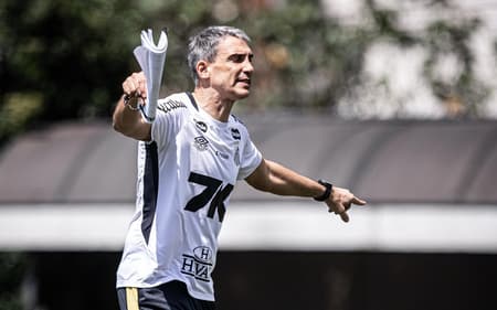 Vojvoda busca primeira vitória pelo Santos (Foto: Divulgação/ Santos)