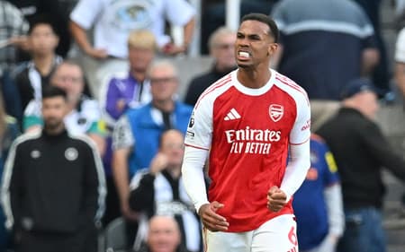 Gabriel Magalhaes autor do gol da vitória na partida entre Newcastle e Arsenal pela Premier League (Foto: Andy Buchanan / AFP)