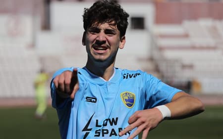 Gil comemora gol marcado pelo Miami Dade contra o Olympiacos