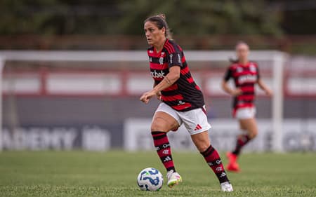 Gláucia em campo pelo Flamengo no Brasileirão Feminino (Foto: Paula Reis/Flamengo)