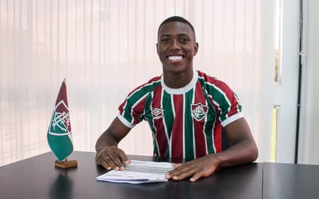 Isack Gabriel assina com Fluminense (Foto: Leonardo Brasil/ Fluminense FC)