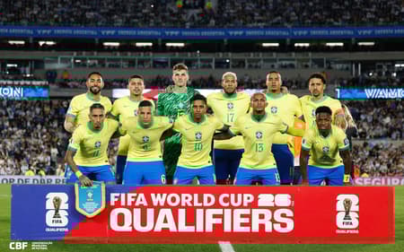 Joelinton dentre os titulares da Seleção Brasileira contra a Argentina, na Data Fifa de março