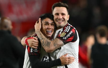 Jogadores do Flamengo celebram classificação contra Estudiantes