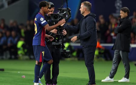 Lamine Yamal cumprimenta Hansi-Flick ao ser substituído no jogo entre Barcelona e Dortmund, pela Champions League